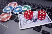 Pokerchips auf dem Laptop